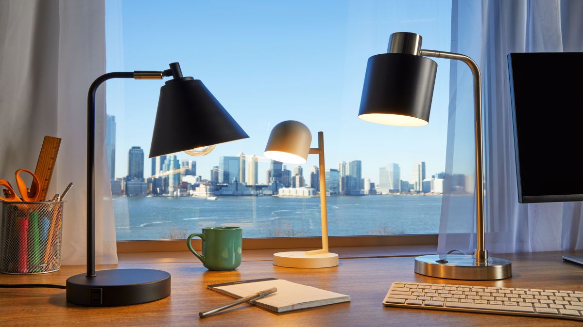 What parameters should you look for in a good desk lamp?