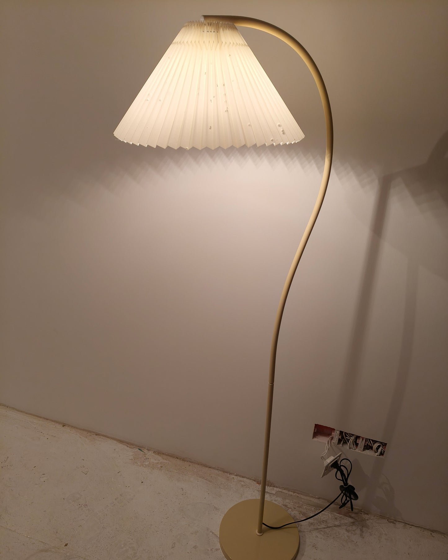 WOMO Pleated Gooseneck Floor Lamp-WM7119